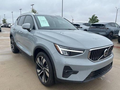 2025 Volvo XC40 B5 Plus Bright Theme