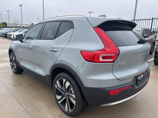 2025 Volvo XC40 B5 Plus Bright Theme