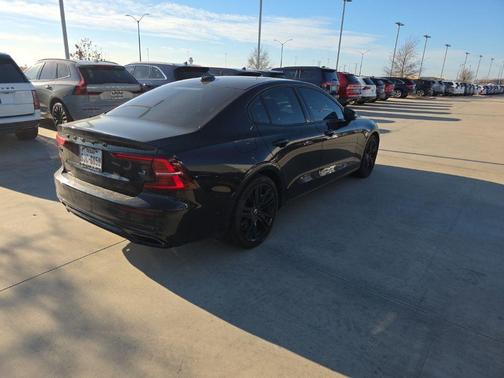 2022 Volvo S60 Recharge Plug-In Hybrid T8 Black Edition R-Design Extended Range