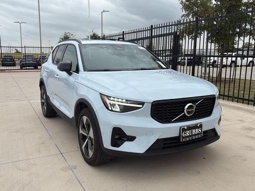 2025 Volvo XC40 B5 Plus Dark Theme