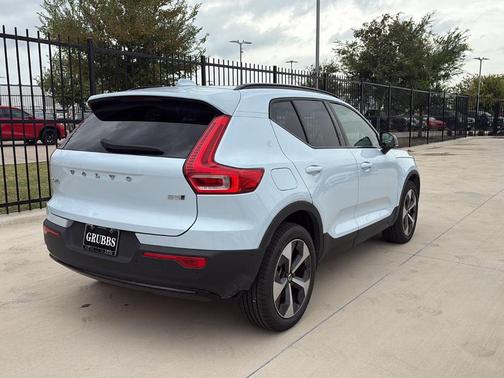2025 Volvo XC40 B5 Plus Dark Theme