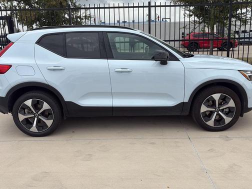 2025 Volvo XC40 B5 Plus Dark Theme