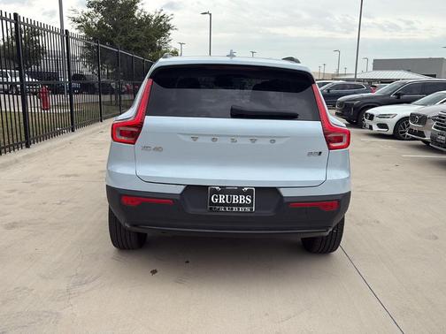 2025 Volvo XC40 B5 Plus Dark Theme