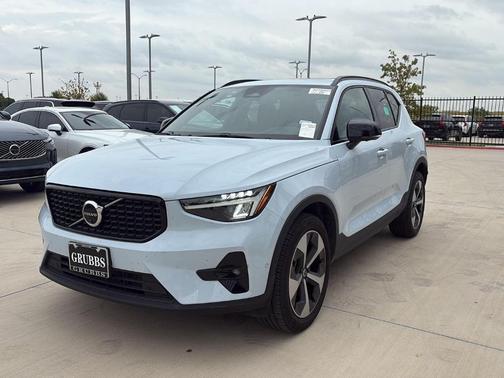 2025 Volvo XC40 B5 Plus Dark Theme