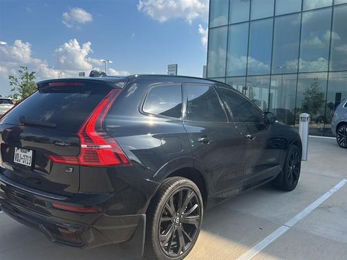 2024 Volvo XC60 Recharge Plug-In Hybrid T8 Ultimate Black Edition