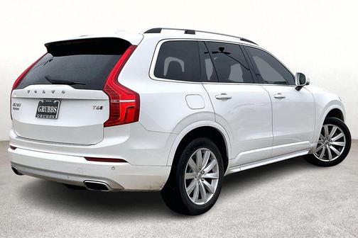 2017 Volvo XC90 T6 Momentum
