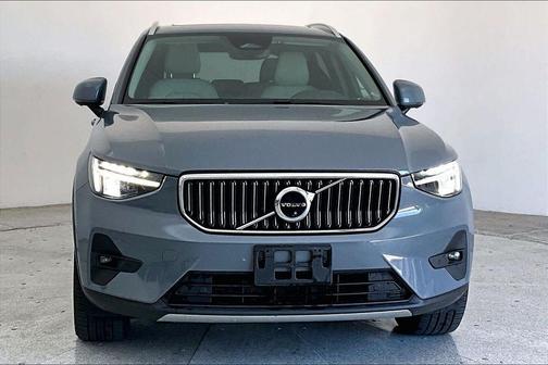 2023 Volvo XC40 B4 Plus Bright Theme