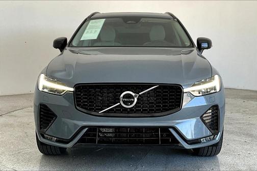 2023 Volvo XC60 B5 Plus Dark Theme
