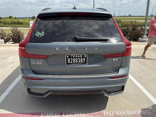 2023 Volvo XC60 B5 Plus Dark Theme