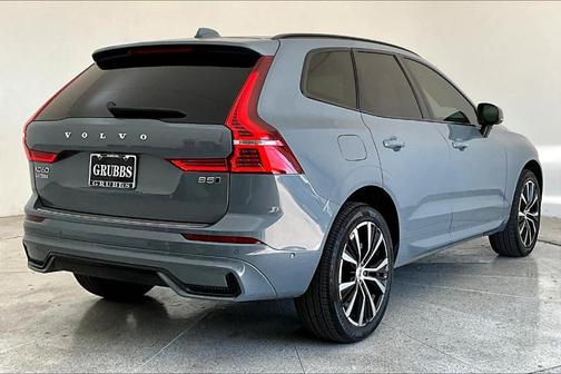 2023 Volvo XC60 B5 Plus Dark Theme