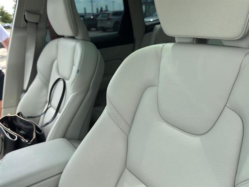 2023 Volvo XC60 B5 Plus Dark Theme