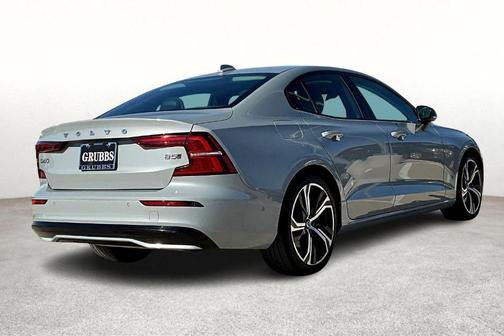 2024 Volvo S60 B5 Ultimate Dark Theme