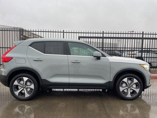 2025 Volvo XC40 B5 Core Bright Theme