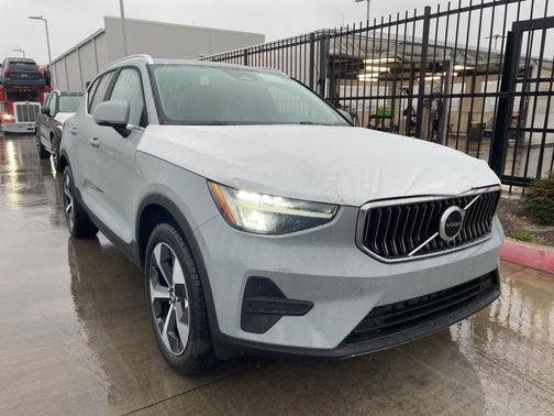 2025 Volvo XC40 B5 Core Bright Theme
