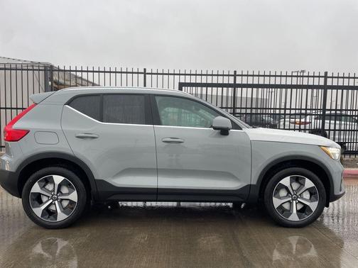 2025 Volvo XC40 B5 Core Bright Theme