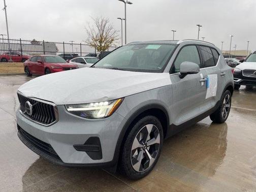2025 Volvo XC40 B5 Core Bright Theme