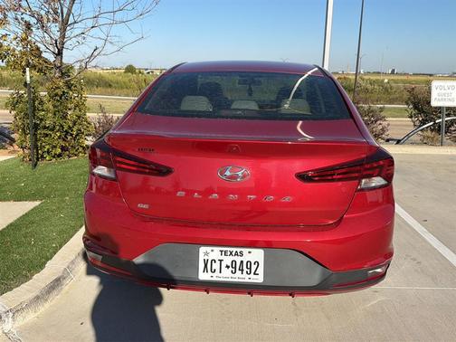 2019 Hyundai ELANTRA SE