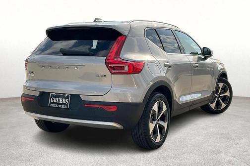 2025 Volvo XC40 B5 Plus Bright Theme
