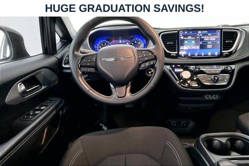 Brilliant Black Crystal Pearlcoat 2021 Chrysler Pacifica Touring