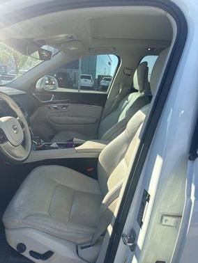 2017 Volvo XC90 T6 Momentum