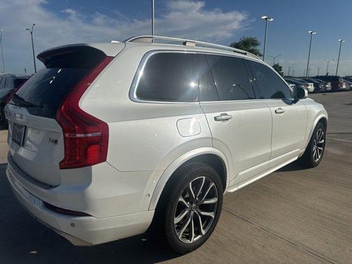 2017 Volvo XC90 T6 Momentum