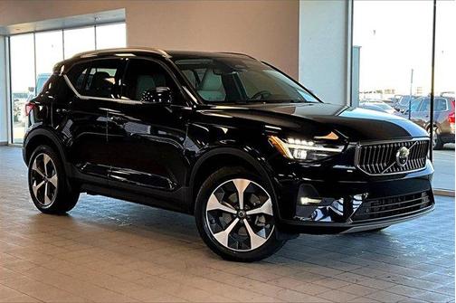 2025 Volvo XC40 B5 Plus Bright Theme