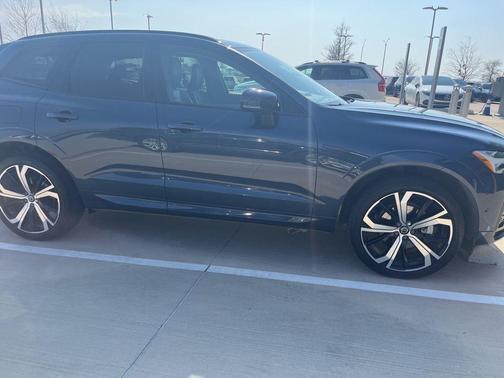 2023 Volvo XC60 B5 Ultimate Dark Theme