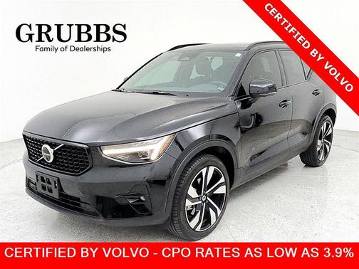 2024 Volvo XC40 B5 Ultimate Dark Theme