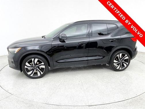 2024 Volvo XC40 B5 Ultimate Dark Theme