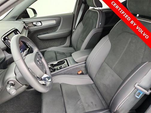 2024 Volvo XC40 B5 Ultimate Dark Theme