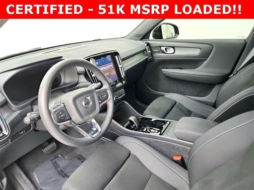 2024 Volvo XC40 B5 Ultimate Dark Theme