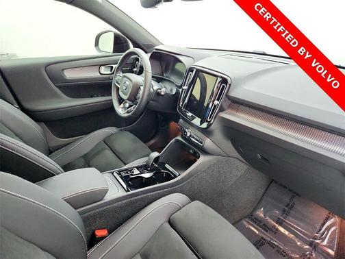 2024 Volvo XC40 B5 Ultimate Dark Theme