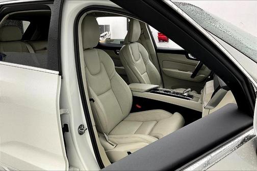 2022 Volvo XC60 B5 Inscription