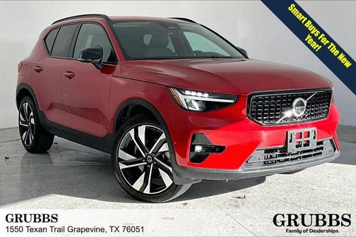 2023 Volvo XC40 B5 Ultimate Dark Theme