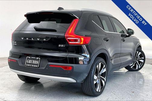 2023 Volvo XC40 B5 Plus Bright Theme