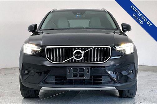 2023 Volvo XC40 B5 Plus Bright Theme