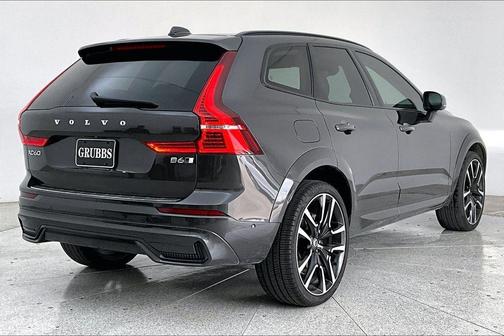2023 Volvo XC60 B6 Ultimate Dark Theme