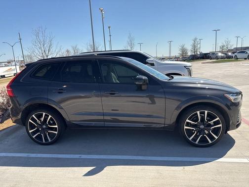 2023 Volvo XC60 B6 Ultimate Dark Theme
