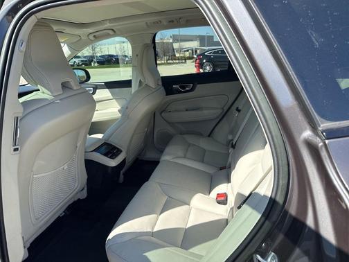 2023 Volvo XC60 B6 Ultimate Dark Theme