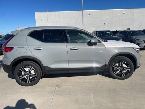 2025 Volvo XC40 B5 Core Bright Theme
