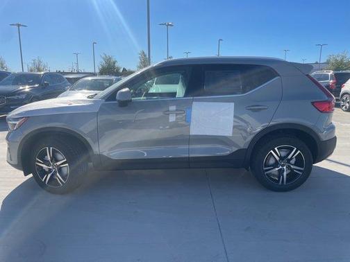 2025 Volvo XC40 B5 Core Bright Theme