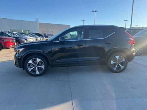 2025 Volvo XC40 B5 Plus Bright Theme