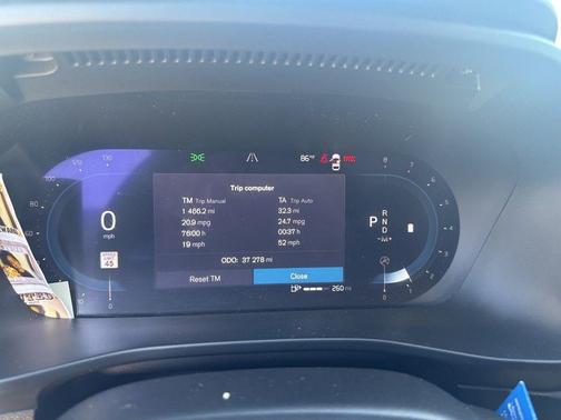 2023 Volvo XC40 B5 Ultimate Bright Theme