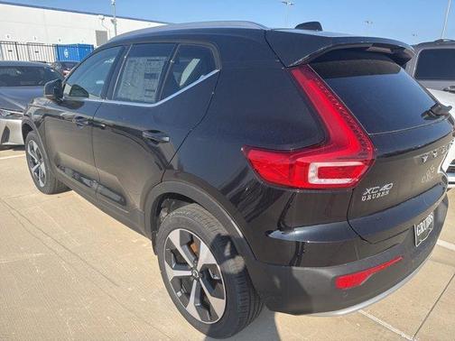 2025 Volvo XC40 B5 Plus Bright Theme