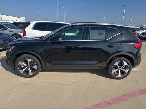 2025 Volvo XC40 B5 Plus Bright Theme