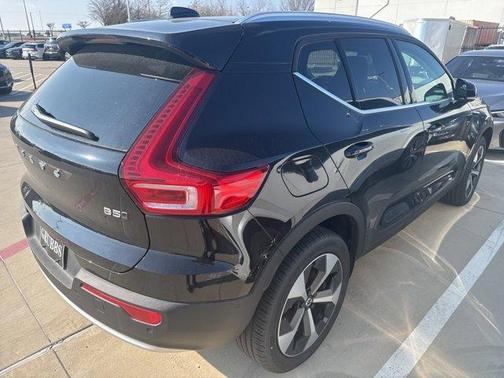 2025 Volvo XC40 B5 Plus Bright Theme