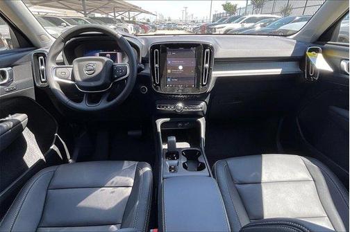 2025 Volvo XC40 B5 Core Bright Theme