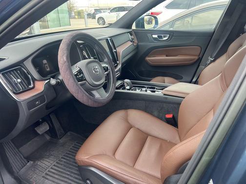 2023 Volvo XC60 B5 Plus Bright Theme