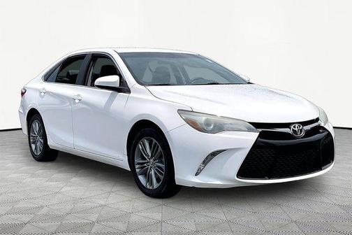 Super White 2016 Toyota Camry SE