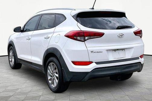 Winter White 2016 Hyundai TUCSON SE